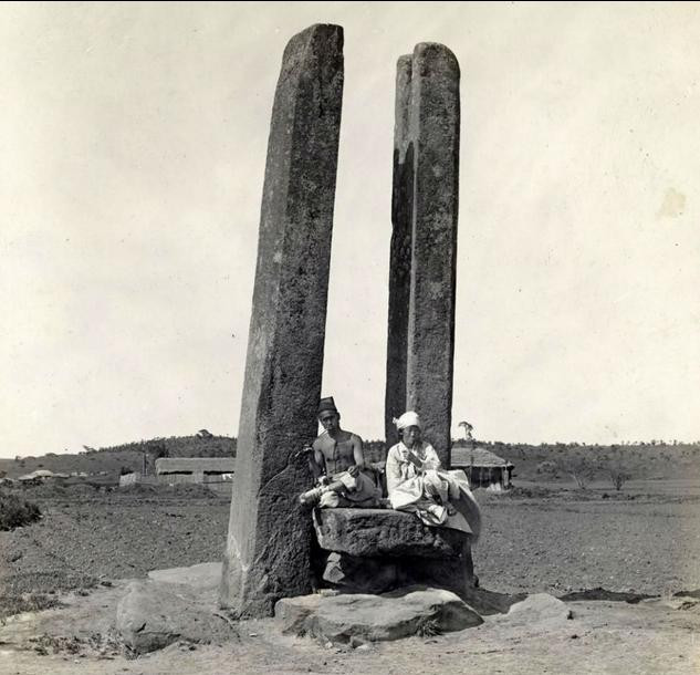 Hai người đàn ông Bình Nhương đang ngồi trên chỗ gọi là “hòn đá neo” ở một cánh đồng. Người Bình Nhưỡng còn có quan niệm rằng, hai hòn đá này neo đậu trong thành phố sau khi con thuyền bơi qua sông Taedong và Potong và chúng đước xem là cột buồm của “thành phố đảo trôi nổi”