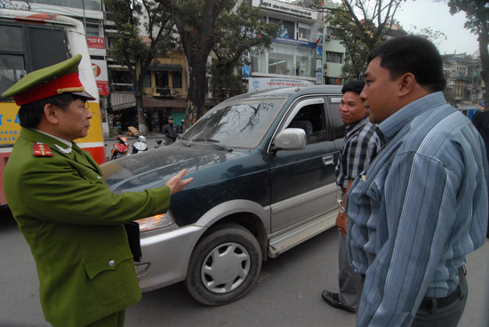 Một lái xe ô tô bị lực lượng chức năng nhắc nhở vì dừng đỗ dưới lòng đường ven hồ Gươm