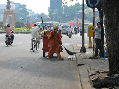 Tết luôn là thời gian cao điểm làm việc của các công nhân vệ sinh . Ảnh: Nguyễn Hiền Tết luôn là thời gian cao điểm làm việc của các công nhân vệ sinh