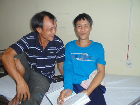 Cười tủm tỉm vì bị em trai chê vẽ xấu