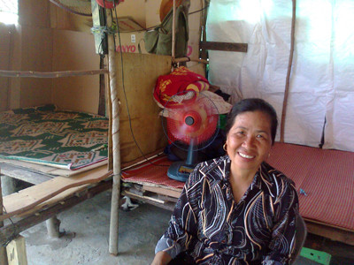 Chị Hải đợi các nữ công nhân tới cạo gi. Ảnh:Trần Nguyễn Anh . Chị Hải đợi các nữ công nhân tới cạo gi. Ảnh:Trần Nguyễn Anh