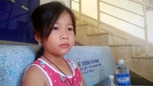 Cháu bé này may mắn chỉ bị thương nhẹ