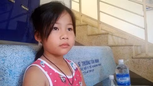 Cháu bé này may mắn chỉ bị thương nhẹ