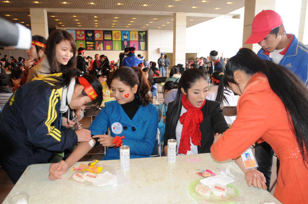 Cả hai được các tình nguyện viên chăm sóc chu đáo. Các tình nguyện viên chăm sóc chu đáo