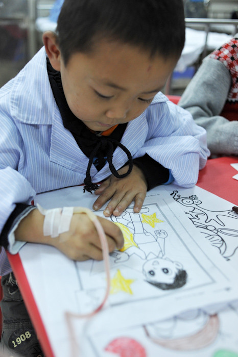 Vù Tuấn Linh (7 tuổi) bị thiếu máu bẩm sinh, vừa truyền máu vừa vẽ. Tuấn Linh chỉ mong khỏe được đi học như các bạn cùng tuổi.