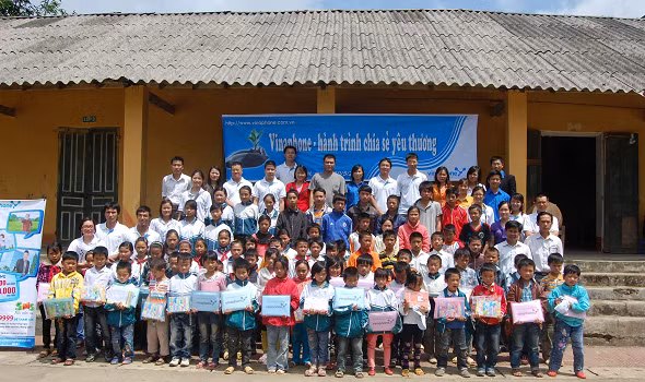 Đoàn thanh niên VinaPhone tặng quà cho các cháu