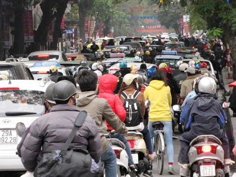 Tuyến phố Đinh Tiên Hoàng bị cấm đường, do đó phố Hàng Khay trở nên quá tải