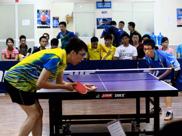 ận động viên cẩn trọng trong từng pha phát bóng
