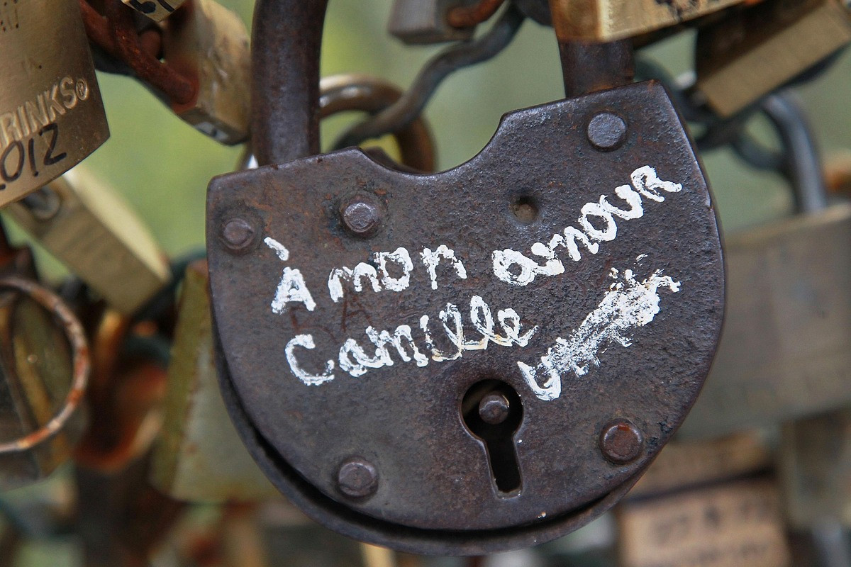 Một thông điệp được viết trên ổ khóa 