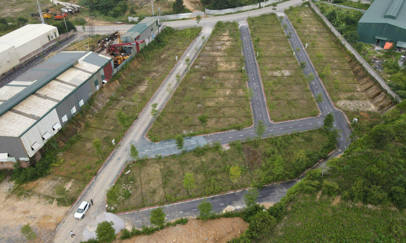 Tình trạng chia tách thửa, phân lô bán nền tại các khu vực chưa được phép đầu tư, thiếu hệ thống hạ tầng... diễn ra tràn lan trên địa bàn các huyện vùng ven Hà Nội như Thạch Thất, Sơn Tây, Hoài Đức.