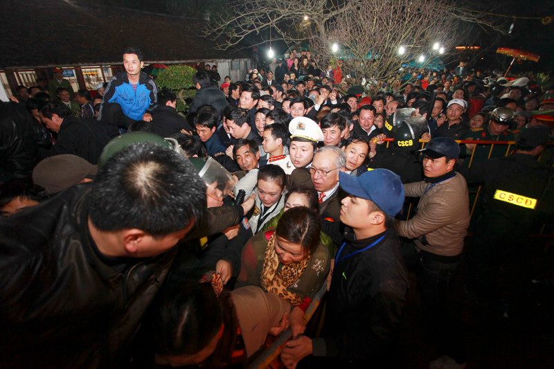 Biển người chen lấn, xô đẩy để vào được khu vực khai ấn