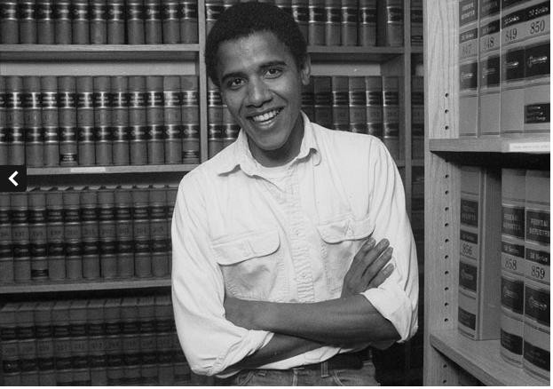 Ảnh chụp hồi tháng 2 năm 1990 sau khi ông Barack Obama tốt nghiệp trường Luật, Đại học Harvard. Trước khi trở thành một chính trị gia, cậu sinh viên Obama đã là một nhà hoạt động cộng đồng trong 4 năm tại Chicago