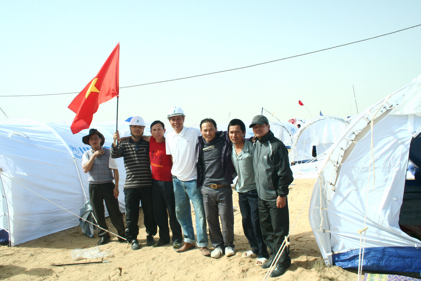 Những nguơif lao động VN dù mải chạy nạn vẫn mang theo cờ tổ quốc