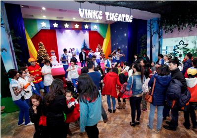 Bé tập làm ngôi sao ca nhạc, thời trang…