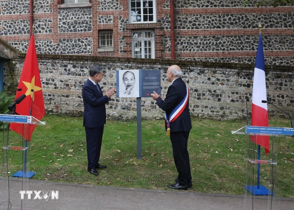 Tổng Bí thư, Chủ tịch nước Tô Lâm và thị trưởng thành phố Saint Adresse Hubert Dejean De La Batie kéo băng khai trương biển Đồng. (Ảnh: Trí Dũng/TTXVN)