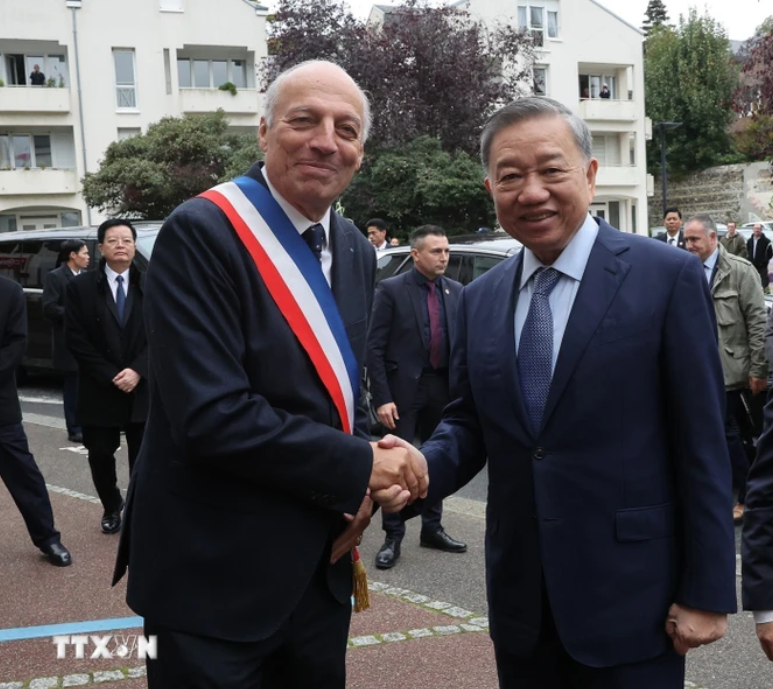 Thị trưởng thành phố Saint Adresse Hubert Dejean De La Batie đón Tổng Bí thư, Chủ tịch nước Tô Lâm. (Ảnh: Trí Dũng/TTXVN)
