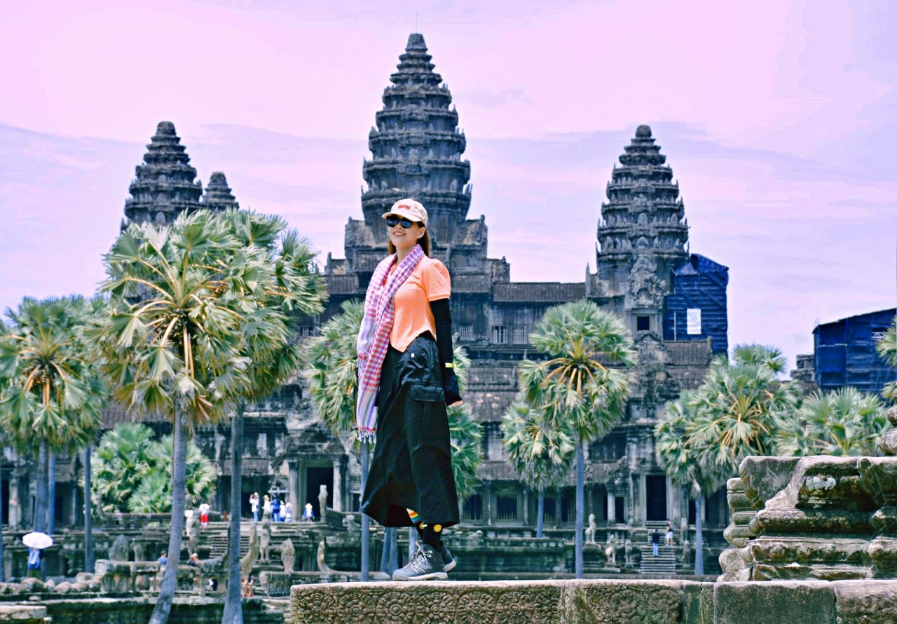 Tuyết Minh chụp ảnh kỷ niệm tại ngôi đền cổ ở Campuchia. Ảnh: Nhân vật cung cấp.
