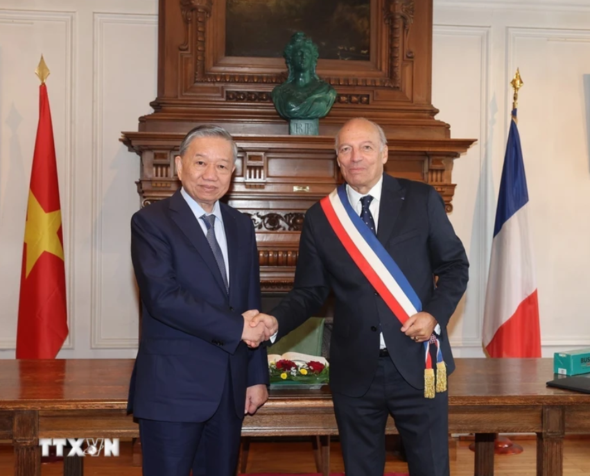 Thị trưởng thành phố Saint Adresse Hubert Dejean De La Batie đón Tổng Bí thư, Chủ tịch nước Tô Lâm. (Ảnh: Trí Dũng/TTXVN)