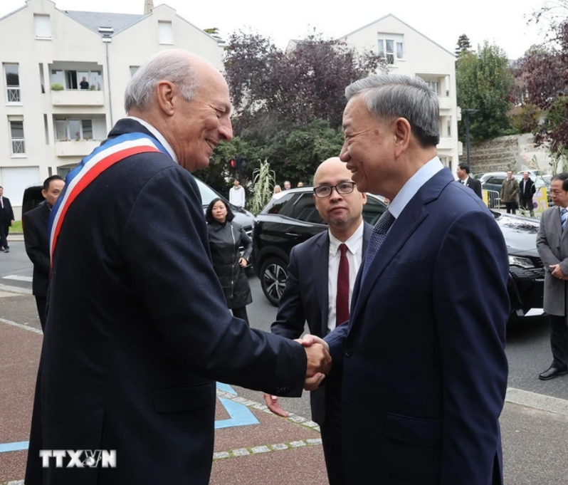 Thị trưởng thành phố Saint Adresse Hubert Dejean De La Batie đón Tổng Bí thư, Chủ tịch nước Tô Lâm. (Ảnh: Trí Dũng/TTXVN)