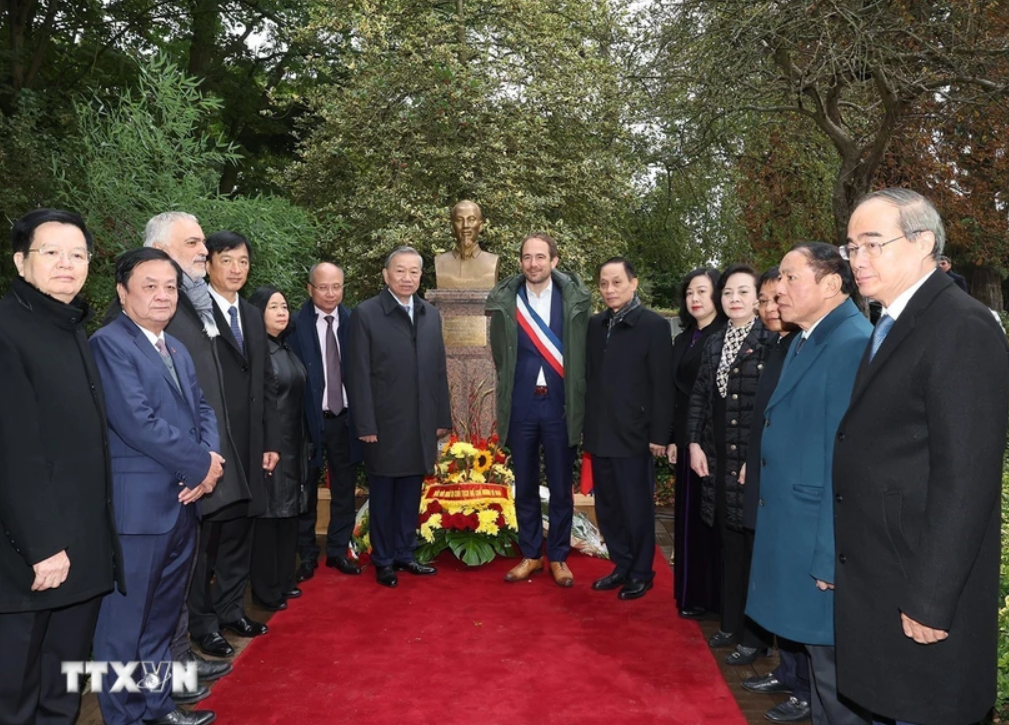 Tổng Bí thư, Chủ tịch nước Tô Lâm cùng các đại biểu trước Tượng đài Bác Hồ. (Ảnh: Trí Dũng/TTXVN) Tổng Bí thư, Chủ tịch nước Tô Lâm cùng các đại biểu trước Tượng đài Bác Hồ. (Ảnh: Trí Dũng/TTXVN)