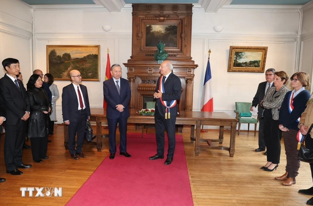 Thị trưởng thành phố Saint Adresse Hubert Dejean De La Batie giới thiệu với Tổng Bí thư, Chủ tịch nước Tô Lâm về Thành phố Saint Adresse. (Ảnh: Trí Dũng/TTXVN)