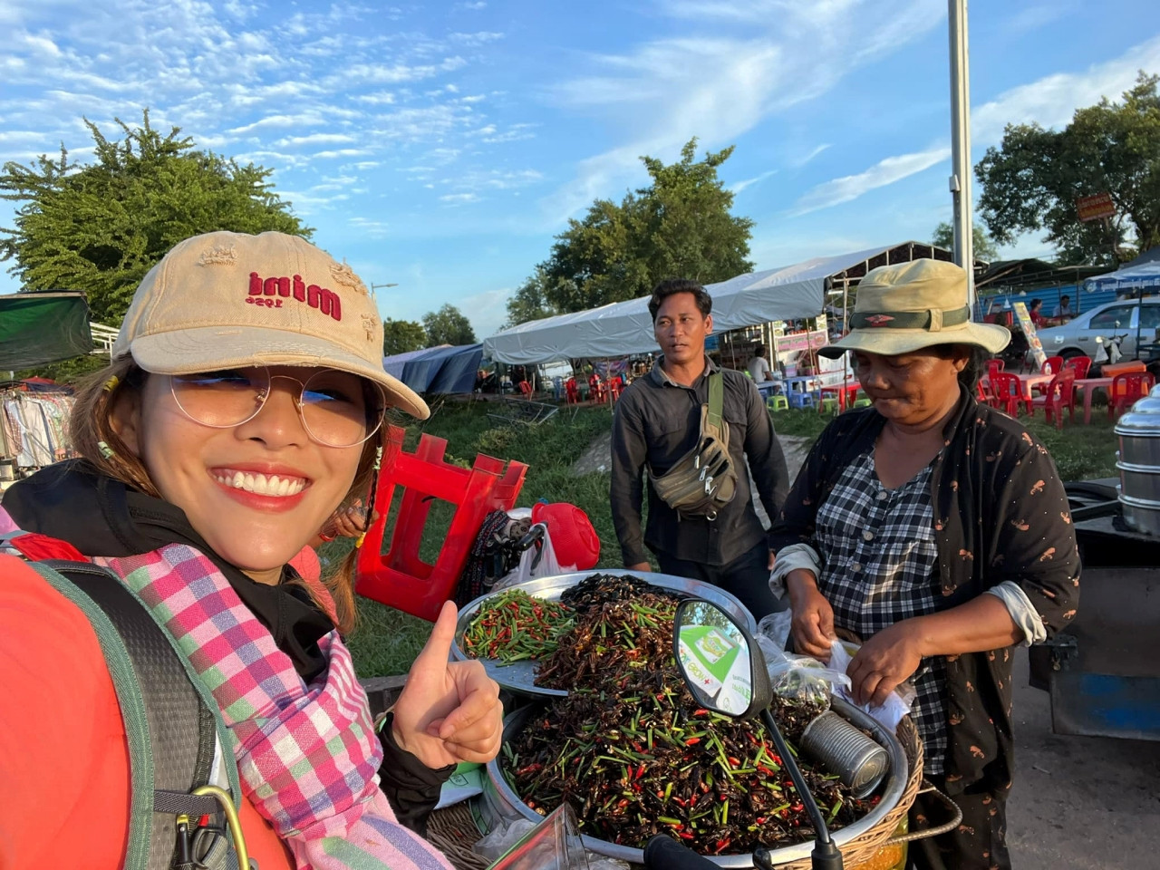 Cô trải nghiệm các món ăn độc đáo ở những nơi mình đi qua. Ảnh: Nhân vật cung cấp.