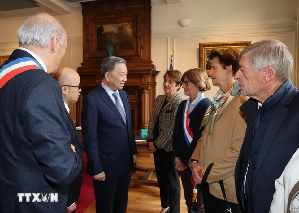 Thị trưởng thành phố Saint Adresse Hubert Dejean De La Batie giới thiệu với Tổng Bí thư, Chủ tịch nước Tô Lâm quan chức của thành phố. (Ảnh: Trí Dũng/TTXVN)