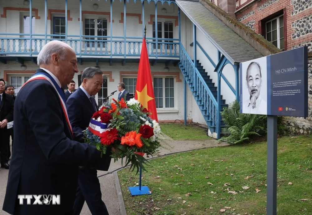 Tổng Bí thư, Chủ tịch nước Tô Lâm và thị trưởng thành phố Saint Adresse Hubert Dejean De La Batie dâng hoa trước biển Đồng. (Ảnh: Trí Dũng/TTXVN)