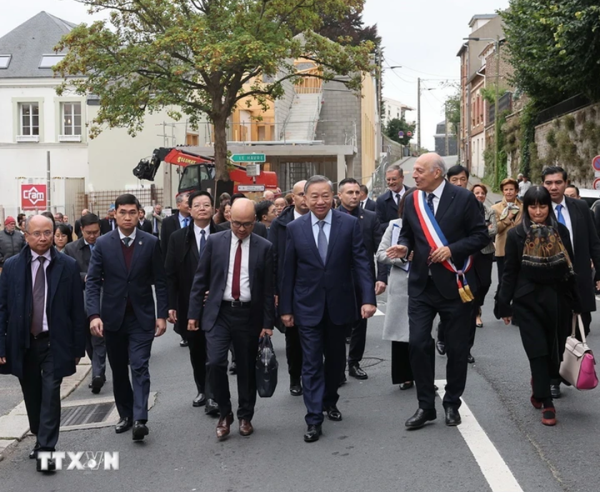 Thị trưởng thành phố Saint Adresse Hubert Dejean De La Batie giới thiệu với Tổng Bí thư, Chủ tịch nước Tô Lâm về Thành phố Saint Adresse. (Ảnh: Trí Dũng/TTXVN)