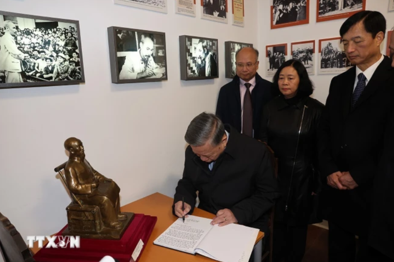 Tổng Bí thư, Chủ tịch nước Tô Lâm ký sổ vàng lưu niệm tại Không gian Hồ Chí Minh trong khuôn viên Bảo tàng Lịch sử Sống ở Công viên Montreau. (Ảnh: Trí Dũng/TTXVN) Tổng Bí thư, Chủ tịch nước Tô Lâm ký sổ vàng lưu niệm tại Không gian Hồ Chí Minh trong khuôn viên Bảo tàng Lịch sử Sống ở Công viên Montreau. (Ảnh: Trí Dũng/TTXVN)