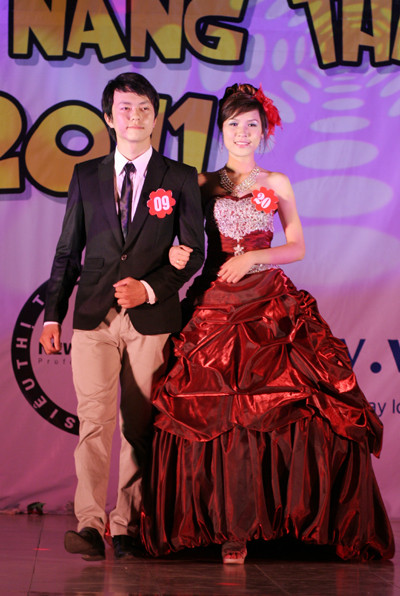 Nam khôi và Hoa khôi với trang phục dạ hội lịch lãm