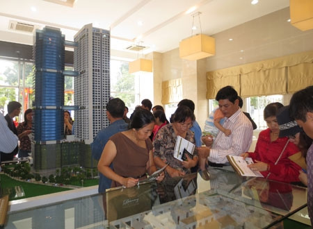 Khách hàng tham quan một dự án bất động sản mới mở bán