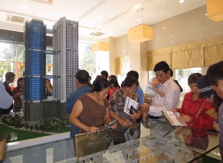 Khách hàng tham quan một dự án bất động sản mới mở bán