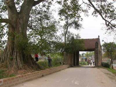 Du khách đến Đường Lâm ngày một nhiều, nhưng dịch vụ du lịch ở đây gần như bằng không. Ảnh : PV