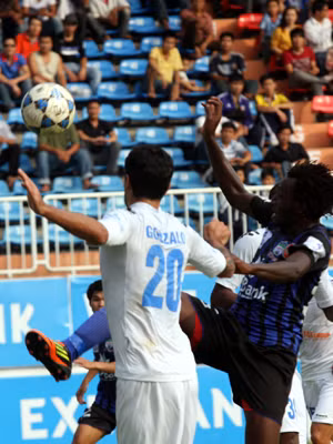 Chủ nhà HAGL (phải) có vượt qua được Hà Nội T&T chiều nay?. Ảnh: TƯỜNG VŨ