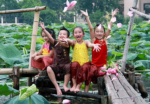 Đức Anh và Minh Châu thật duyên dáng Gia Hân và Tranh Linh tung tăng đi qua cầu Đức Anh và chị gái Trang Linh Ngọc Ánh và em trai cùng tạo dáng Thanh Sơn đáng yêu không nào? Đức Anh có gương mặt và nụ cười thật sáng Minh Châu duyên dáng và đáng yêu Gia Hân rất tự tin và duyên dáng Khoảnh khắc hồn nhiên Đức Anh và Minh Châu thật duyên dáng Gia Hân và Tranh Linh tung tăng đi qua cầu Đức Anh và chị gái Trang Linh Ngọc Ánh và em trai cùng tạo dáng Thanh Sơn đáng yêu không nào? Đức Anh có gương mặt và nụ cười thật sáng Minh Châu duyên dáng và đáng yêu Gia Hân rất tự tin và duyên dáng Khoảnh khắc hồn nhiên