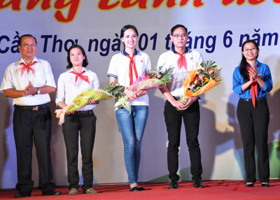 Lãnh đạo Thành phố Cần Thơ và Tỉnh đoàn Cần Thơ tặng hoa cho các nhà tài trợ