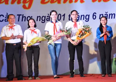 Lãnh đạo Thành phố Cần Thơ và Tỉnh đoàn Cần Thơ tặng hoa cho các nhà tài trợ