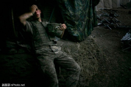 2007: Một lính Mỹ nghỉ trên boongke tại thung lũng Korengal, Afghanistan