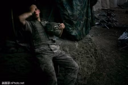 2007: Một lính Mỹ nghỉ trên boongke tại thung lũng Korengal, Afghanistan