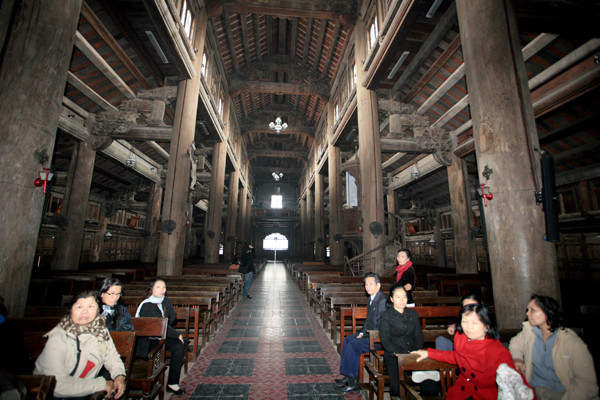 Trong lòng nhà thờ Phát Diệm