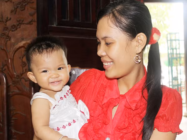 Thủy cùng cô con gái “hải quân” của mình. Ảnh: N.H