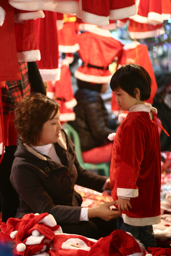 Các bé thì được mẹ dẫn đi