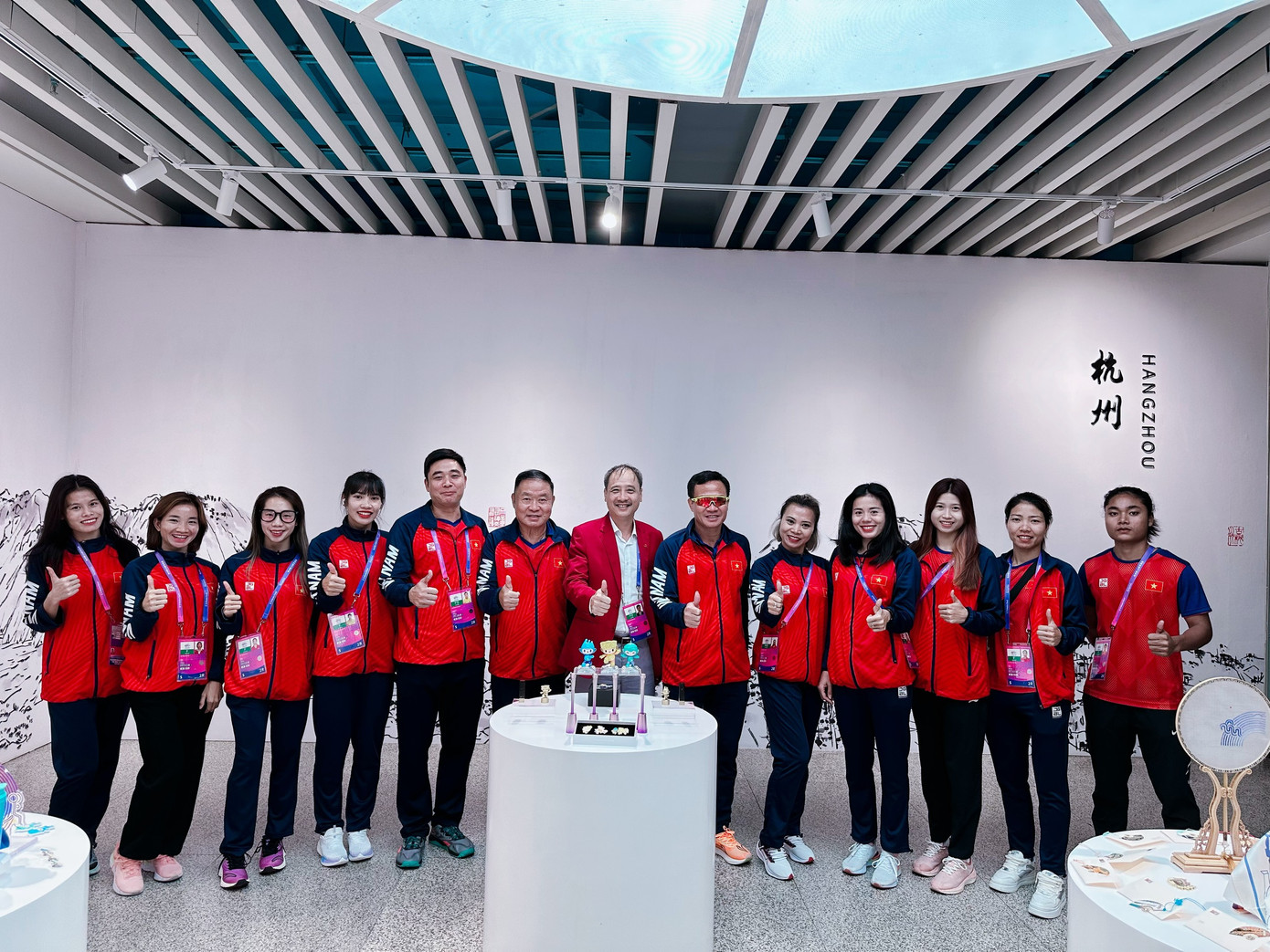 Sau khi ổn định "nơi ăn chốn ở", đội tuyển điền kinh Việt Nam ngay trong chiều nay sẽ bước vào tập luyện tại vận động Hoa Sen (Hàng Châu, Trung Quốc). Đây là nơi tổ chức thi đấu môn điền kinh, lễ khai mạc (23/9) và lễ bế mạc (8/10). Sau khi ổn định "nơi ăn chốn ở", đội tuyển điền kinh Việt Nam ngay trong chiều nay sẽ bước vào tập luyện tại vận động Hoa Sen (Hàng Châu, Trung Quốc). Đây là nơi tổ chức thi đấu môn điền kinh, lễ khai mạc (23/9) và lễ bế mạc (8/10).