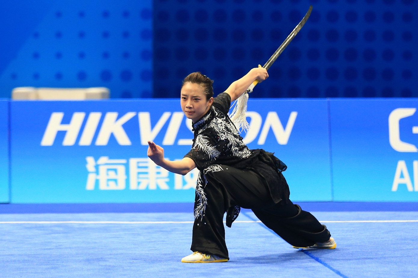 Thần thái cuốn hút của ngọc nữ Dương Thuý Vi trong bài thi kiếm thuật.