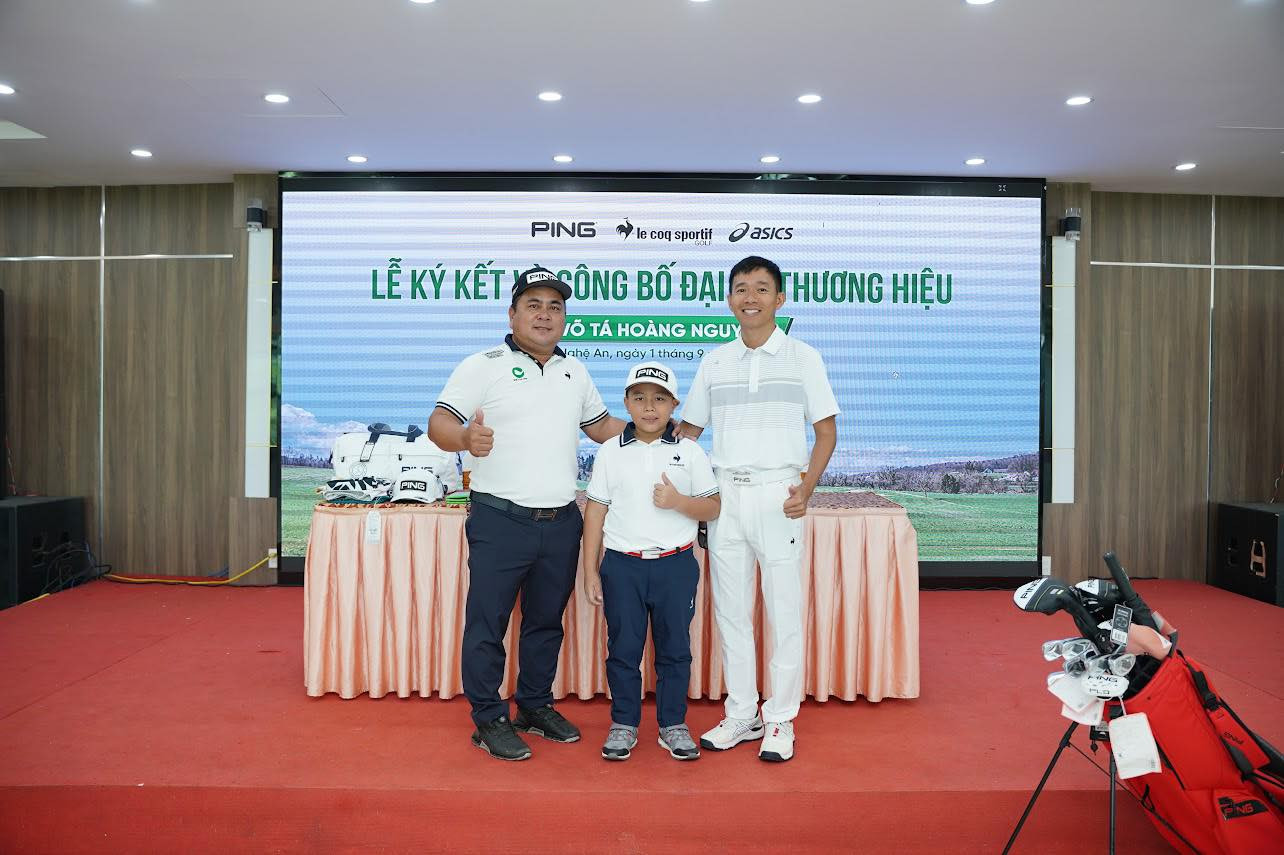 Phó TTK VGA Bạch Cường Khang, golfer 9 tuổi Võ Tá Hoàng Nguyên, HLV Võ Tá Thuỷ (từ phải sang)