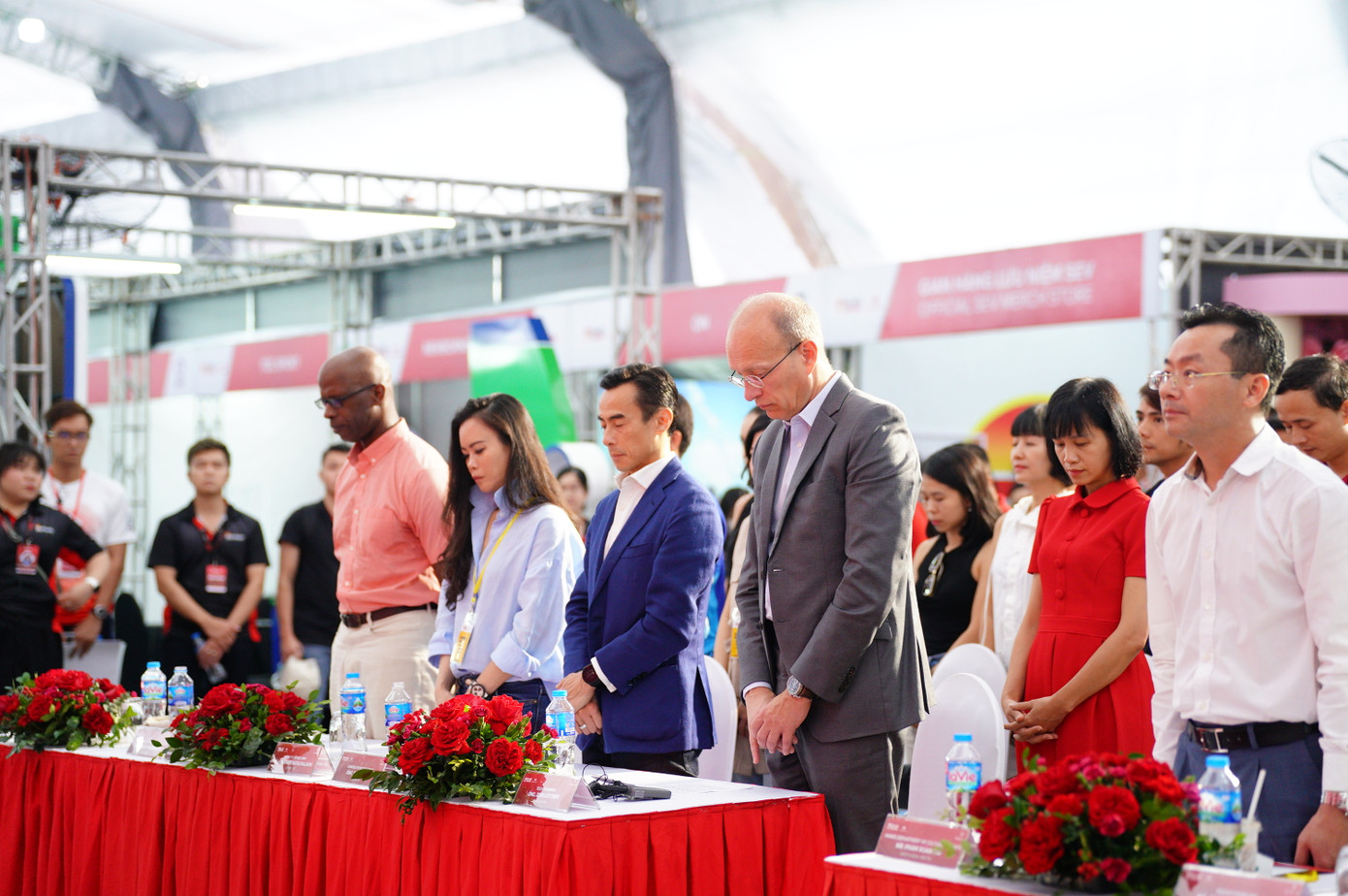 Ban tổ chức giải Hà Nội Marathon mặc niệm các nạn nhân vụ hỏa hoạn ở Hà Nội và lũ quét tại Lào Cai. Ban tổ chức giải Hà Nội Marathon mặc niệm các nạn nhân vụ hỏa hoạn ở Hà Nội và lũ quét tại Lào Cai.