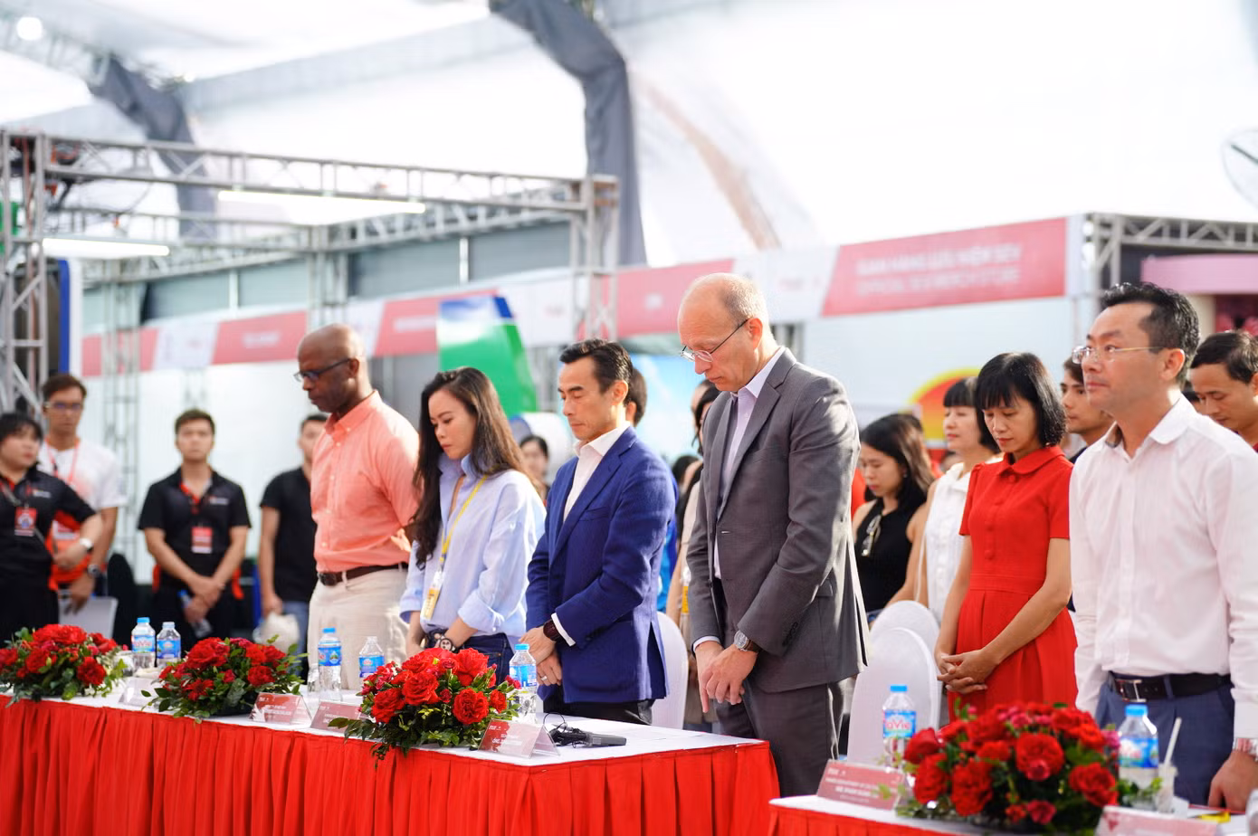 Ban tổ chức giải Hà Nội Marathon mặc niệm các nạn nhân vụ hỏa hoạn ở Hà Nội và lũ quét tại Lào Cai.