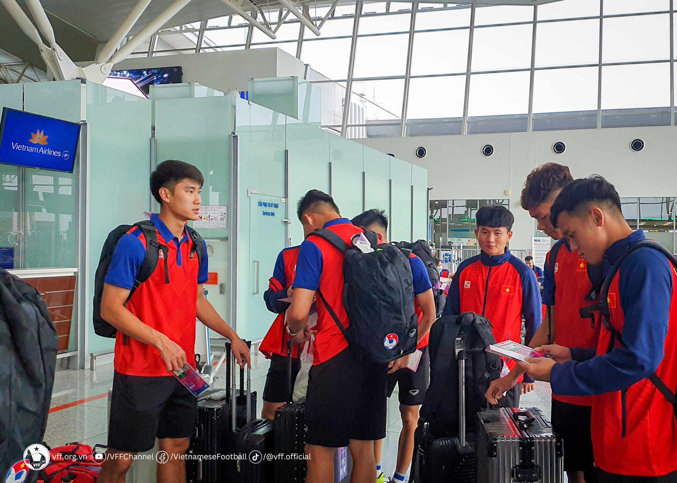 &quot;Chúng ta không nên tạo thêm áp lực nữa cho cầu thủ. Tôi tin rằng các cầu thủ cũng hiểu. Dù tôi không đưa ra mục tiêu cụ thể cho đội tuyển, nhưng chắc chắn, tôi biết cầu thủ hiểu tôi đang muốn gì”, HLV Hoàng Anh Tuấn bày tỏ.