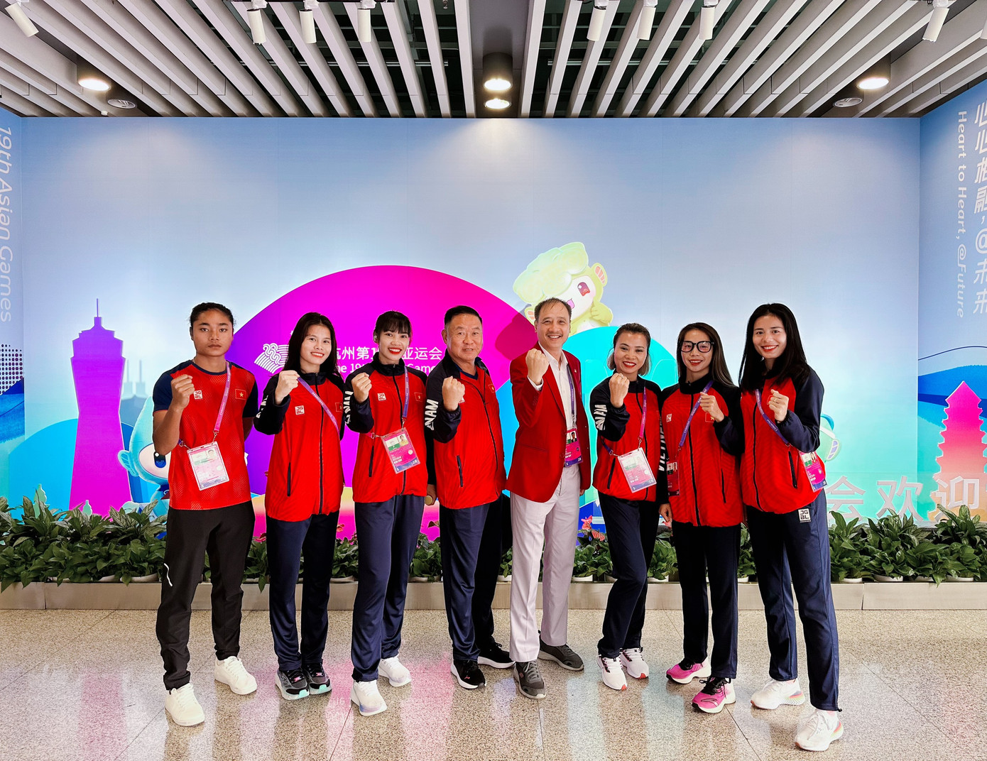 Ngày 26/9, đội tuyển điền kinh Việt Nam do lãnh đội Nguyễn Mạnh Hùng, Tổng thư ký Liên đoàn điền kinh Việt Nam, đã có mặt tại Làng Asiad 19. Ngày 26/9, đội tuyển điền kinh Việt Nam do lãnh đội Nguyễn Mạnh Hùng, Tổng thư ký Liên đoàn điền kinh Việt Nam, đã có mặt tại Làng Asiad 19.